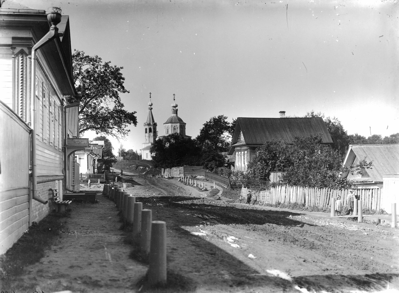 Петровой Александры площадь (Власьевская). Историческая застройка (XIX).  Казанская (Власьевская) церковь (1795-1800, 1852).